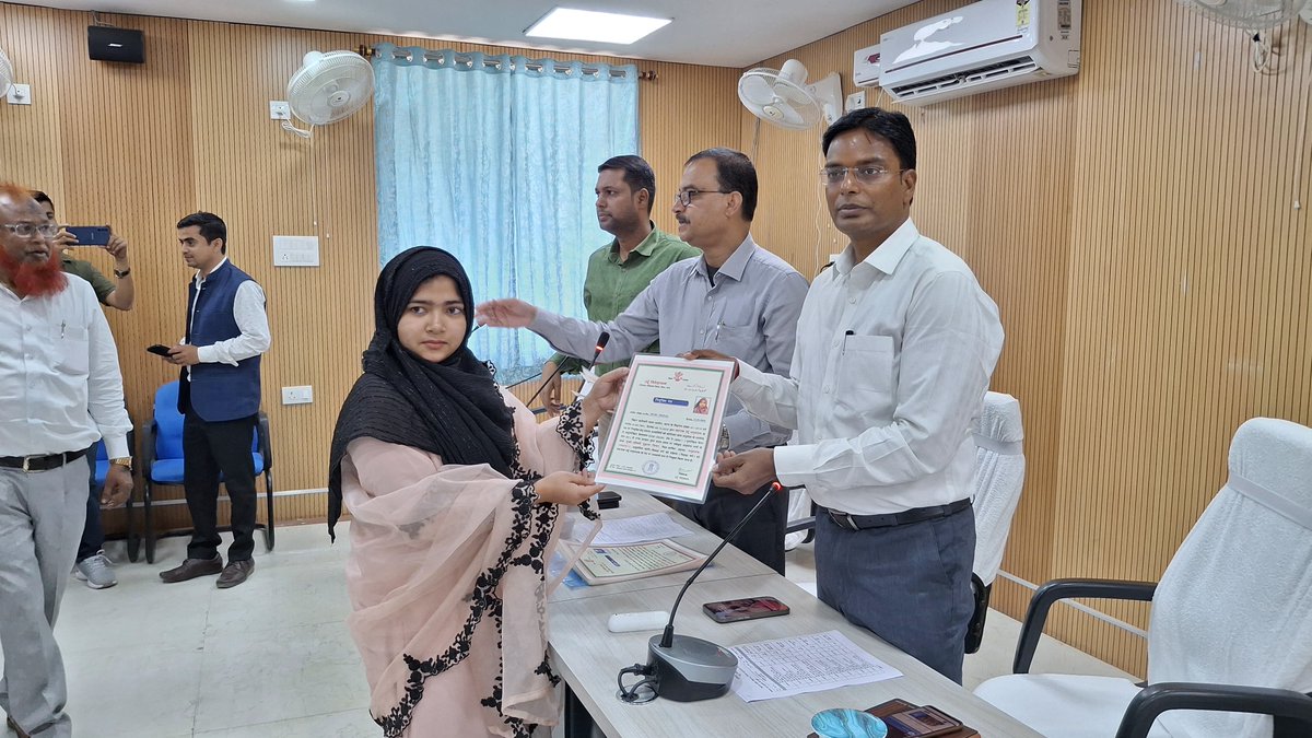 dm_supaul's tweet image. आज दिनांक 29.03.2025 को सुपौल जिले में कुल 26(छब्बीस) सहायक उर्दू अनुवादकों का नियुक्ति पत्र का वितरण श्री कौशल कुमार (भा०प्र०से०) जिलाधिकारी ,सुपौल के कर- कमलों द्वारा लहटन चौधरी सभागार, समाहरणालय सुपौल में किया गया I 
#Supaul
#districtadministrationsupaul
#biharsupaul