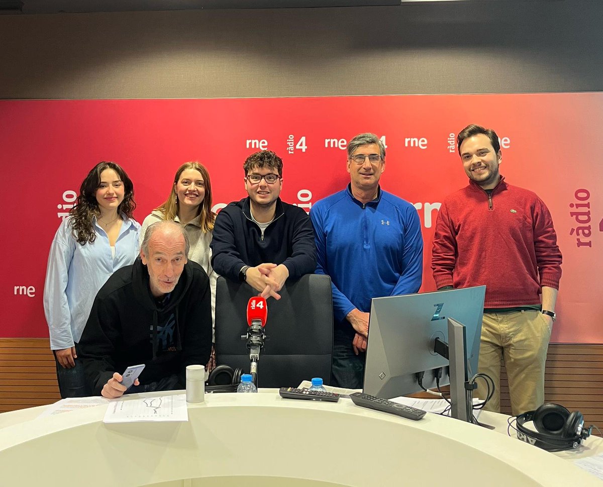 Són 4️⃣ Dies (@son4diesr4) on Twitter photo 👉En directe amb els nostres tertulians i tertulianes <a href="/javierbonomi/">Javier Bonomi</a> , <a href="/SISCUBAIGES/">SISCU BAIGES</a>, <a href="/ada_font/">Ada Font</a> , Daniela Jordà de <a href="/debat_org/">deba-t.org</a> i Pol Salvadó
a rtve.es/play/audios/pr… 👉En directe amb els nostres tertulians i tertulianes <a href="/javierbonomi/">Javier Bonomi</a> , <a href="/SISCUBAIGES/">SISCU BAIGES</a>, <a href="/ada_font/">Ada Font</a> , Daniela Jordà de <a href="/debat_org/">deba-t.org</a> i Pol Salvadó
a rtve.es/play/audios/pr…