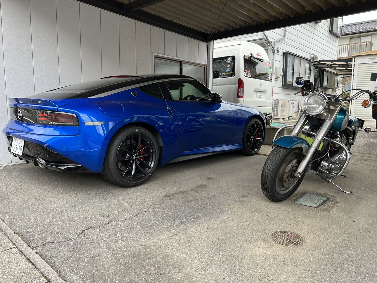 青い車と青いバイクを並べてみました！

#rz34 #rz34フェアレディz #ファットボーイ　#FLSTF