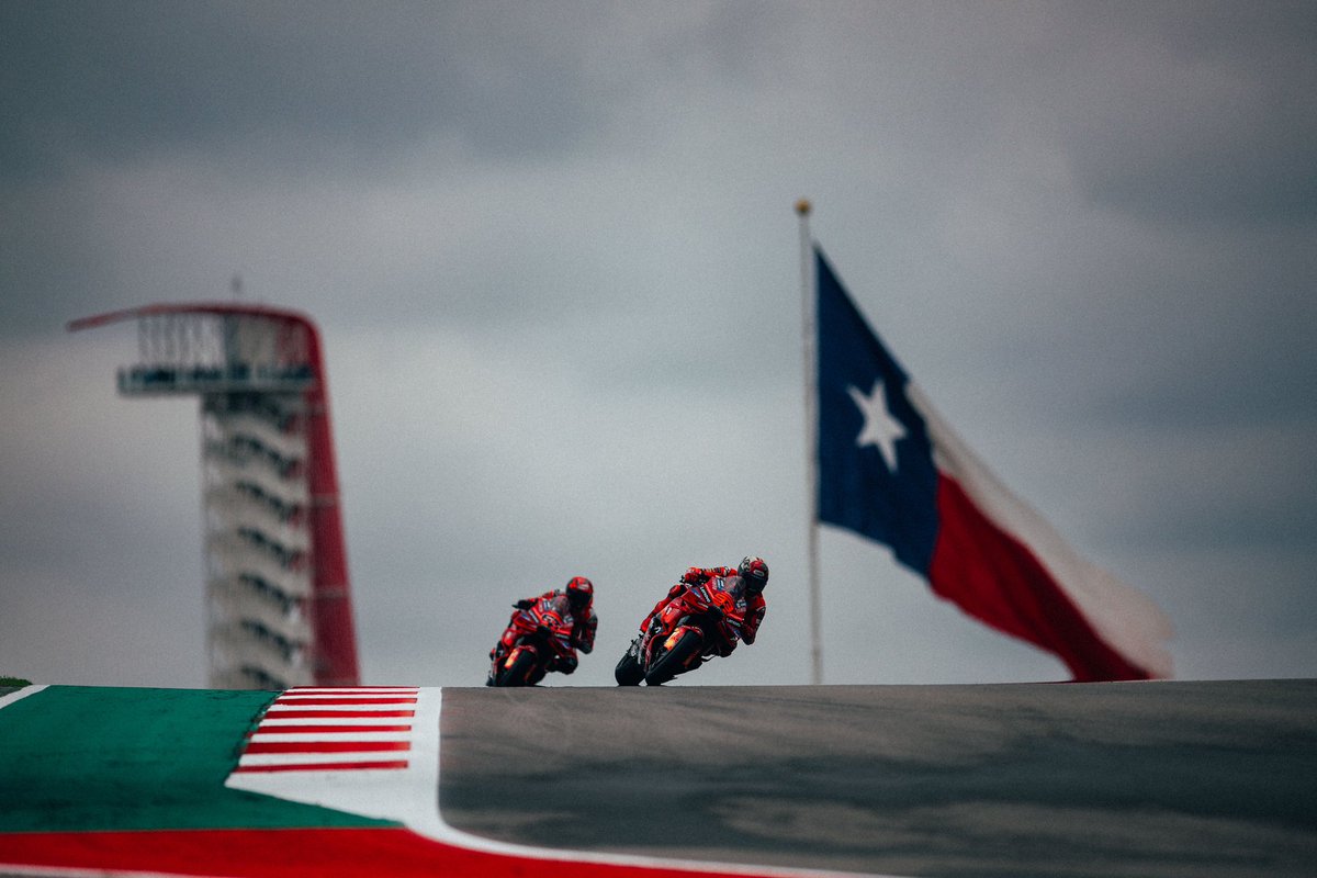 RuizSantaclara's tweet photo. Vaya tremendo fotón de Marc Márquez y Pecco Bagnaia. https://t.co/jNJowTviEc