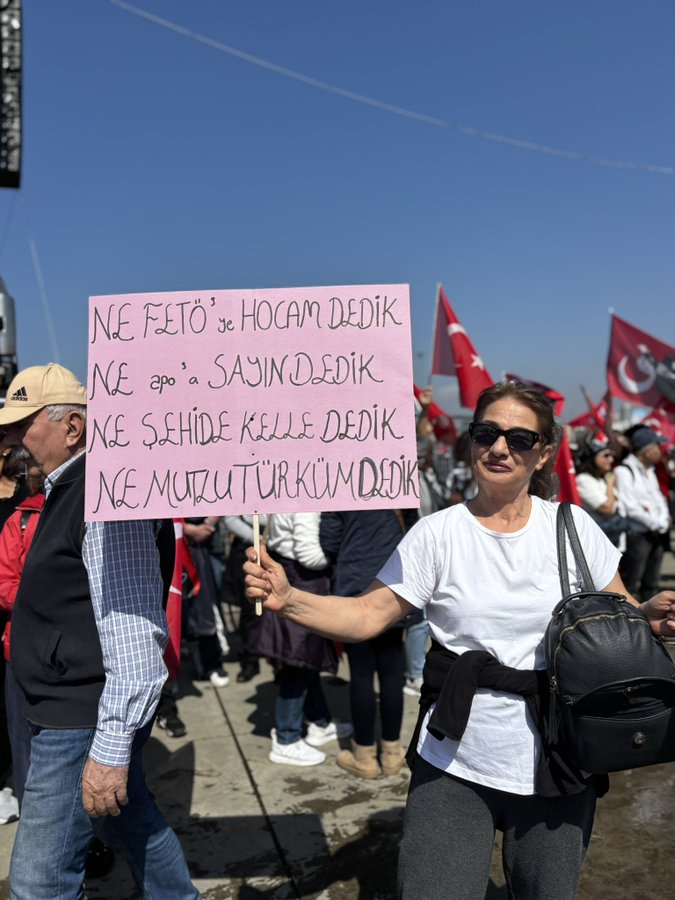 Maltepe'de AKP hükümetini protesto eden vatandaşlar Türk bayrakları ile alanları dolduruyor. 
#maltepemitingi