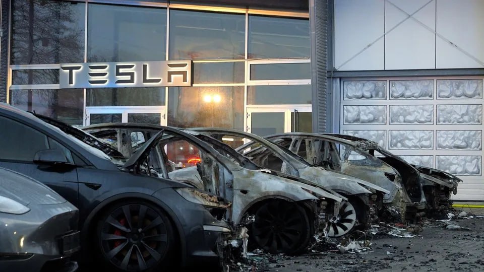 JayinKyiv's tweet photo. Musk's attempts to promote the far right AFD nazi party has not gone down well in Germany.

Ottersberg, Germany - another Tesla dealership was torched overnight. https://t.co/dk2v9Gmukn