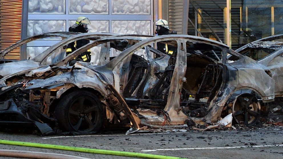 JayinKyiv's tweet photo. Musk's attempts to promote the far right AFD nazi party has not gone down well in Germany.

Ottersberg, Germany - another Tesla dealership was torched overnight. https://t.co/dk2v9Gmukn