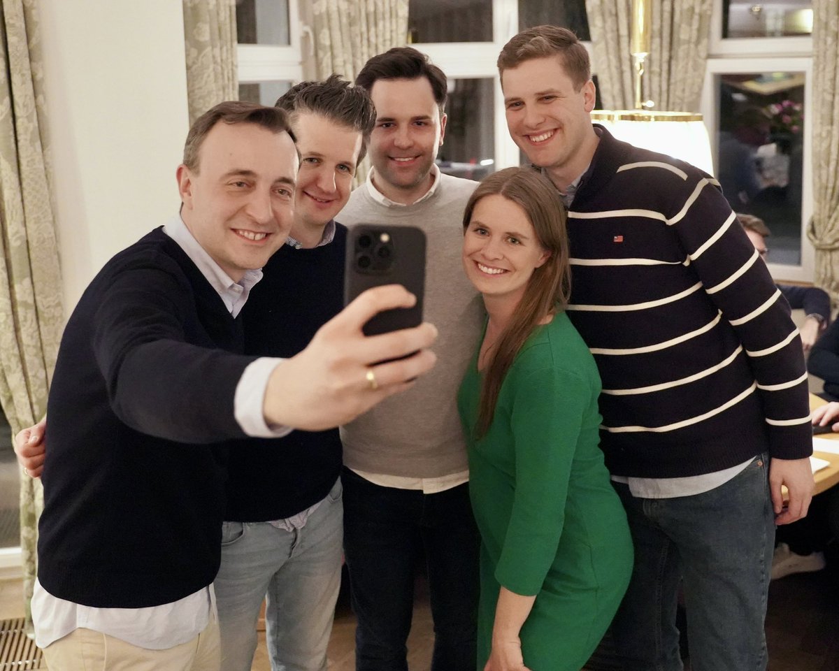 Einer der größten Bezirksverbände der Jungen Union Deutschlands und definitiv der beste: JU #Südwestfalen 😎
2009-2012 durfte ich diesen tollen Verband führen. Auf dem Foto nicht der aktuelle Vorstand😉, sondern alle Vorsitzenden von 2009 bis heute.