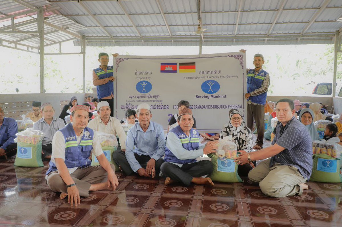 Während des heiligen Monats #Ramadan verteilt Humanity First Deutschland in über 14 Ländern, unter anderem wie hier in Kambodscha 🇰🇭, Nahrungspakete an bedürftige Menschen.

humanityfirst.de/spenden/