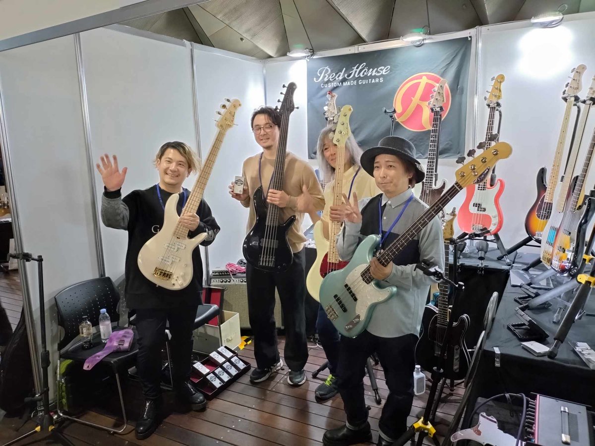 eFyJuWdsdXB2M2z's tweet image. ヨコハマミュージックスタイル！
JiminyJB全機種とオカルトボックス全機種試奏出来て、関谷さんと藤谷先生のセッションやってて、石橋さんもなとりさんもいるこの豪華ブース✨全ベーシストに行って欲しいです♡
明日もやってまーす
#16Bassguitars
#なとり音造
#RedHouseGuitars
#関谷友貴
#藤谷一郎