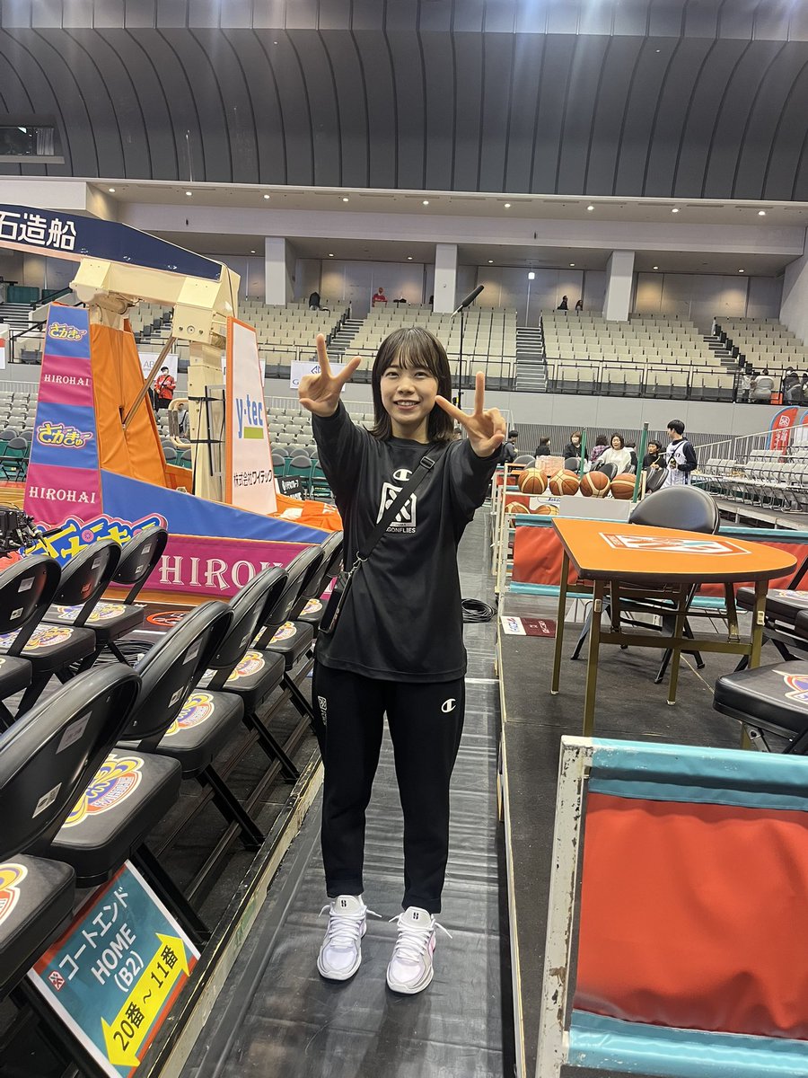 ek10pompom15's tweet photo. 「来シーズンどこになっても会いにいくね！」って約束した昨シーズン。
やーっとやっと広島ドラゴンフライズなれーちゃんに会いに行けました！

大好きなれおなはB1の舞台でも立派に頑張ってました！
これからもがんばれれおなー！！！
大好きだよー♡！！

#広島ドラゴンフライズ https://t.co/2pTA7eLO64