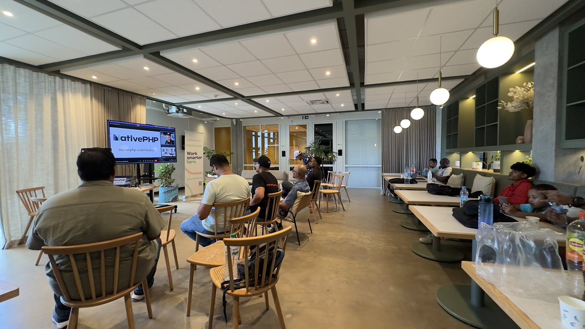 IshSookun's tweet image. Next, @simonhamp talking about #NativePHP at the @laravelphpmoris meetup.