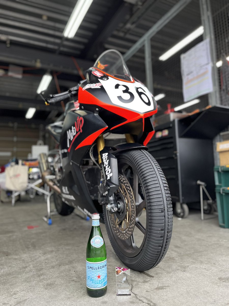 45歳にして
ロードレースで初表彰台
雨な上に気温5℃（寒過ぎでレース中指千切れたかと思うくらいヤバかった、途中何度もブレーキに指をかけ損じで諦めそうだったが、気合い入れた）
レインタイヤでロードコース初体験
ミニコースは何回かあったが速度域が全然違うから経験値不足で難しかった