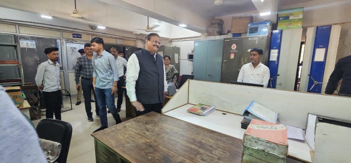 કલેકટર શ્રી મેહુલ કે.દવેએ તા.૨૯ માર્ચના રોજ માણસા મામલતદાર કચેરી અને સબ રજીસ્ટાર કચેરીની આકસ્મિક મુલાકાત લીધી

માણસા મામલતદાર કચેરી ખાતે નવીન બની રહેલ જન સેવા કેન્દ્રની મુલાકાત લઇ હાજર માર્ગ અને મકાન વિભાગના અધિકારી શ્રી તથા કોન્ટ્રાક્ટર શ્રીને જરૂરી સૂચનો કર્યા

કોઈપણ જાતની