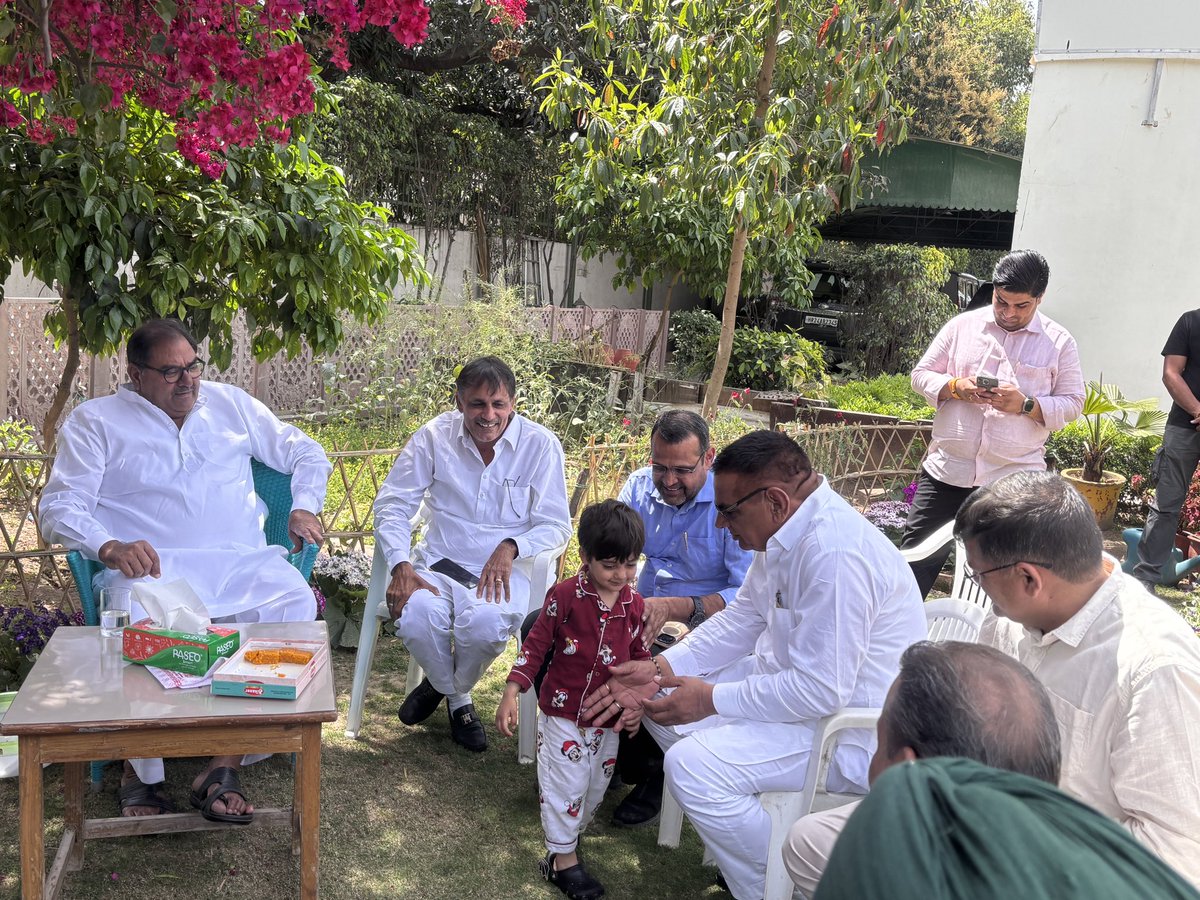 आज चंडीगढ़ निवास पर हरियाणा के विभिन्न जिलों से आये पार्टी के नवनिर्वाचित पदाधिकारियों से मुलाकात कर संगठन को और अधिक सशक्त बनाने को लेकर महत्वपूर्ण विचार-विमर्श किया।

सभी पदाधिकारियों को बधाई एवं शुभकामनाएँ देते हुए उन्हें जननायक चौधरी देवीलाल जी एवं स्वर्गीय लोहपुरुष चौधरी ओम