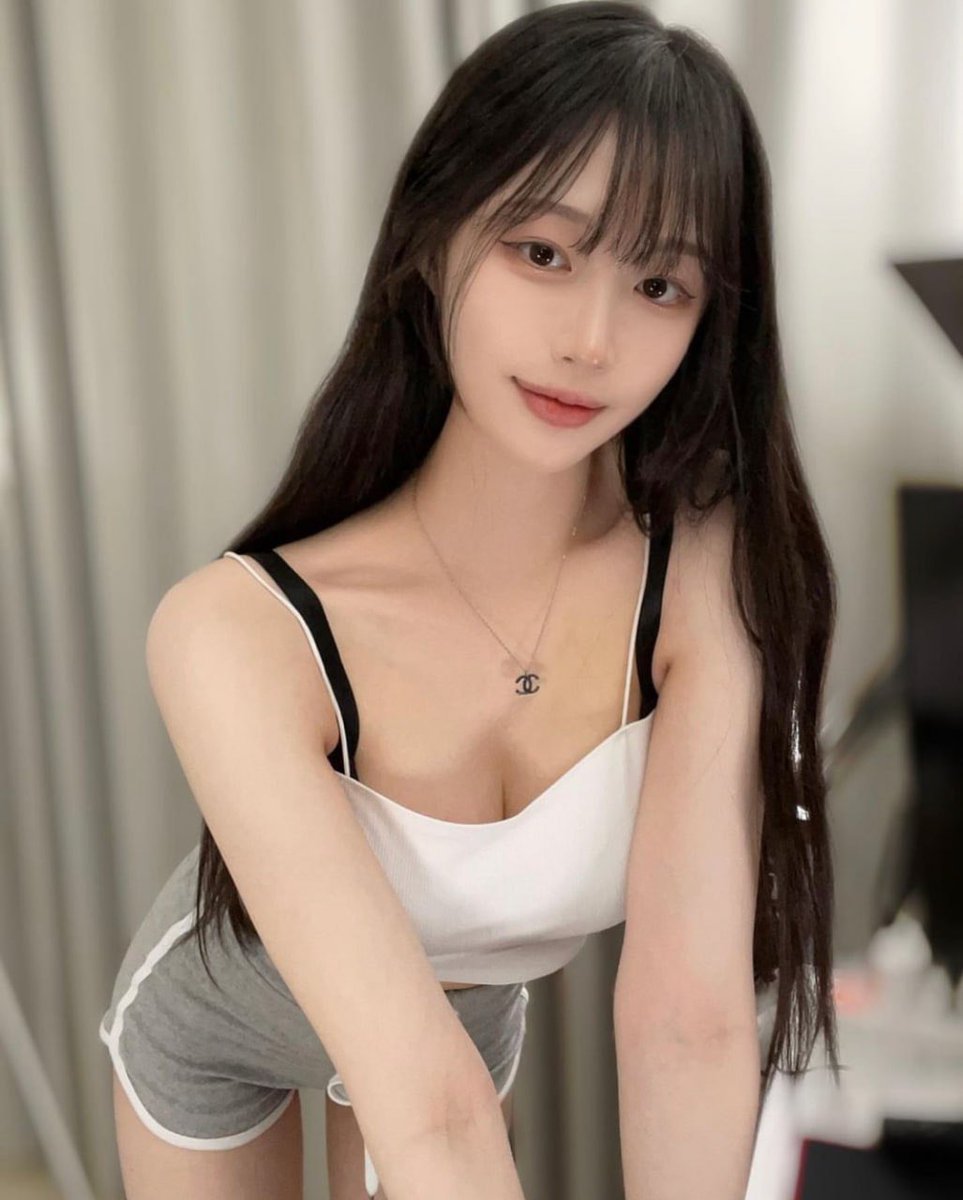 想不想从小脚轻轻往上抚摸 慢慢到大腿 直到最后的神秘地带 一点点把我占有💋
#新加坡约炮 
#马来西亚约炮