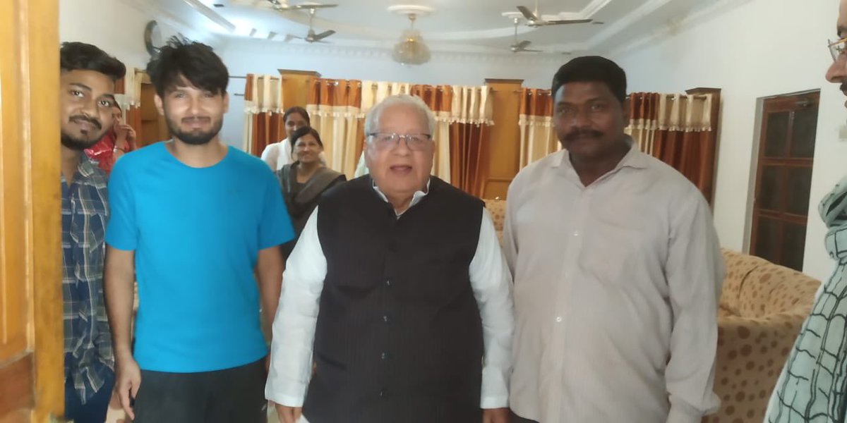 KalrajMishra's tweet photo. आज गोरखपुर प्रवास के दौरान भाजपा कार्यकर्ता श्री टप्पू सिंह जी के आवास पर जाना हुआ। इस दौरान परिजनों एवम् कार्यकर्ताओं से स्नेहिल भेंट हुई। https://t.co/Swh5Bn7fYh