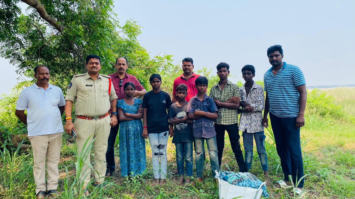 naralokesh's tweet photo. Commendable work by Alamuru PS &amp; Kothapeta Sub-Division police in swiftly tracing the six missing children from Khandrigapeta, Alamuru. Your prompt response, use of technology, and coordination with multiple teams ensured their safe return. Kudos to the entire team! @appolice100 https://t.co/lEodFy624x