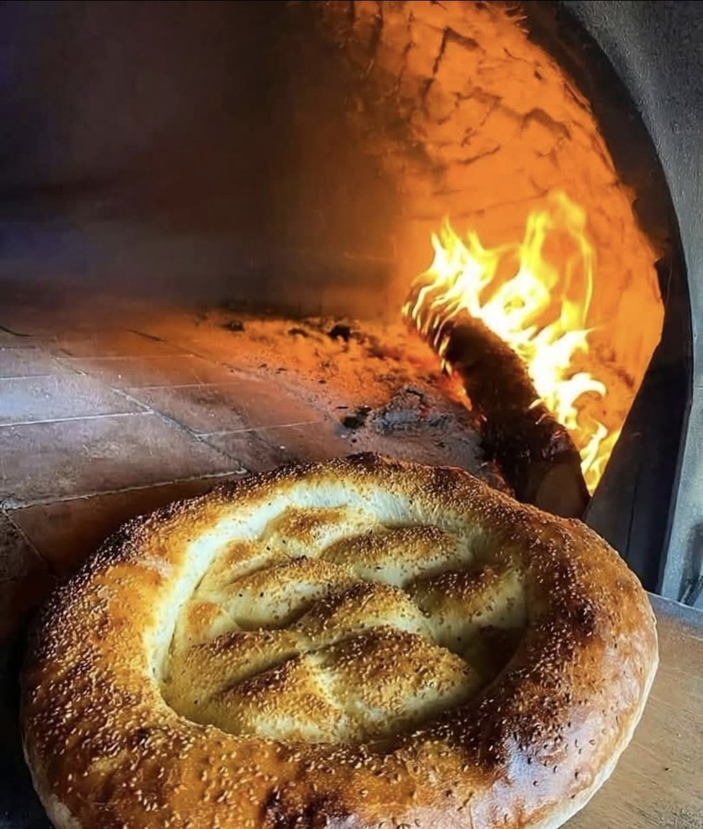 Çocukluğumuzda arefe günü hazırlanır, köye giderdik. Bugün de aynı heyecanla yollardayız. Nenem derdi ki! "Allah tekrarina nesip etsin" uşağum. Arka planda YAŞAYALIM 1 yıl daha diyordu. Evet dostlar, YAŞAYALIM, Allah tekrarına nasip etsin. Ramazan Bayramınız kutlu olsun #Ramazan