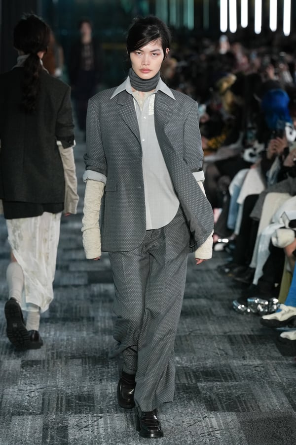 fashionsnap's tweet photo. 「ティート トウキョウ（tiit tokyo）」がで2025年秋冬コレクションを発表。今回はデザイナーの岩田が映像の美しさに惹かれたというホラー映画「獣は月夜に夢を見る」を着想源に製作した26ルックが登場した。
https://t.co/uigKT7mWoE https://t.co/KZZqj9l1MX