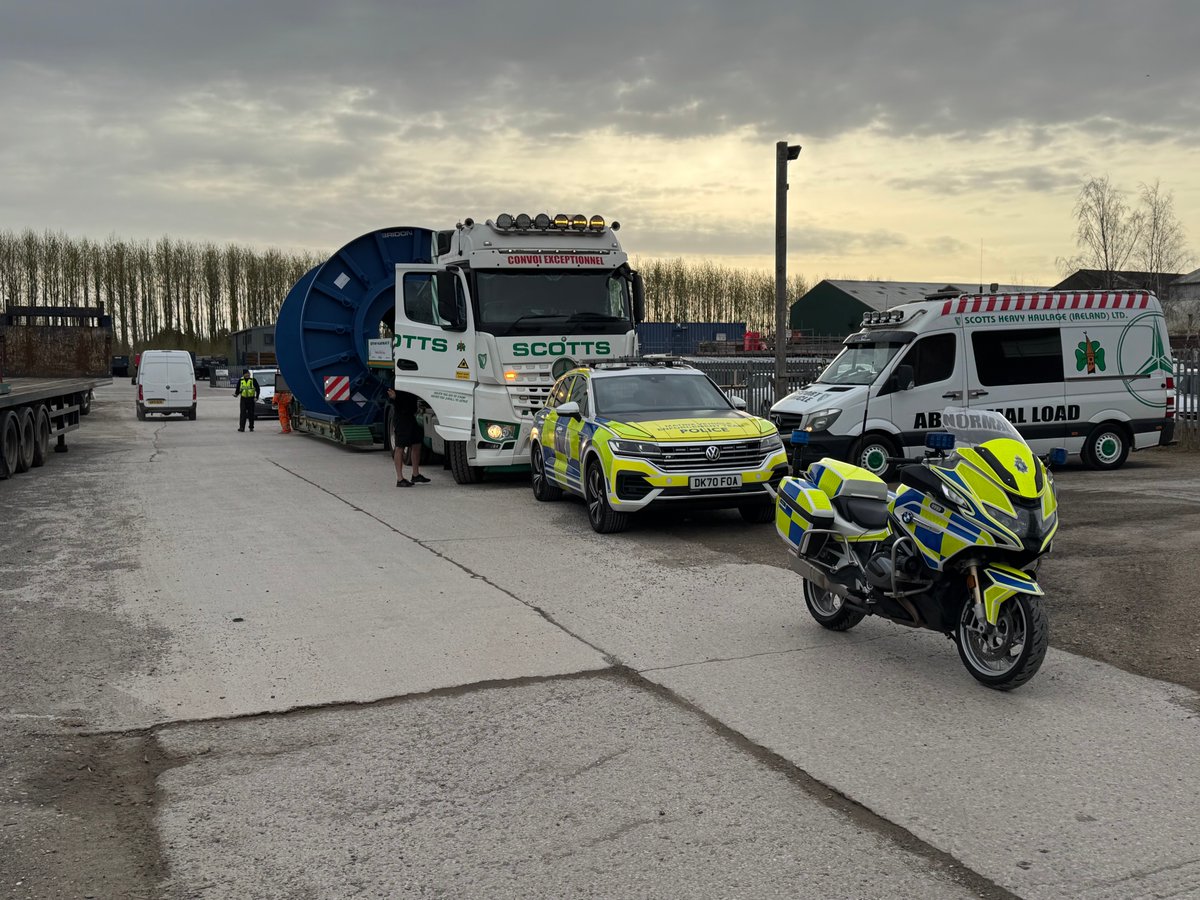 MerPolTraffic's tweet image. Who ordered the massive cotton reel? Another #AbnormalLoad moved from St Helens to the motorway network. Thanks for your patience if you were held up whilst we moved the load safely. #OpsBikes #CVU #ScottsHeavyHaulage #Convoy ⚠️