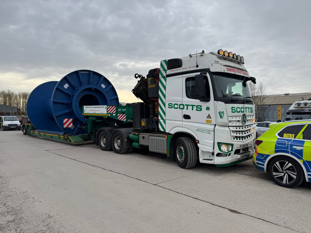 MerPolTraffic's tweet image. Who ordered the massive cotton reel? Another #AbnormalLoad moved from St Helens to the motorway network. Thanks for your patience if you were held up whilst we moved the load safely. #OpsBikes #CVU #ScottsHeavyHaulage #Convoy ⚠️