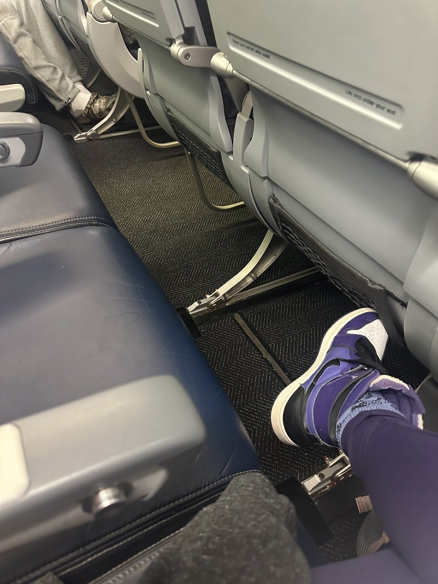 Jweaver319's tweet image. Early flight ✈️ to San Diego for the RTM conference!  I scored an empty row for the first leg of my trip! #AVtweeps #ProAV @NextLVL_Learner #ThisNeverHappens