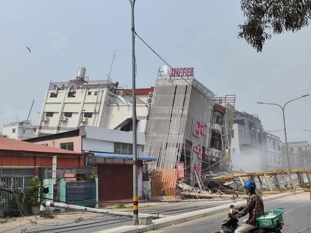 PhuntsokTo32882's tweet photo. BREAKING: A catastrophic 7.7-magnitude earthquake has devastated Myanmar &amp; Thailand, leaving 1,000+ dead, thousands injured, and widespread destruction. Rescue efforts are underway, but aftershocks &amp; collapsed buildings worsen the crisis. #PrayForMyanmar #ThailandEarthquake https://t.co/9kHZO7MjiN