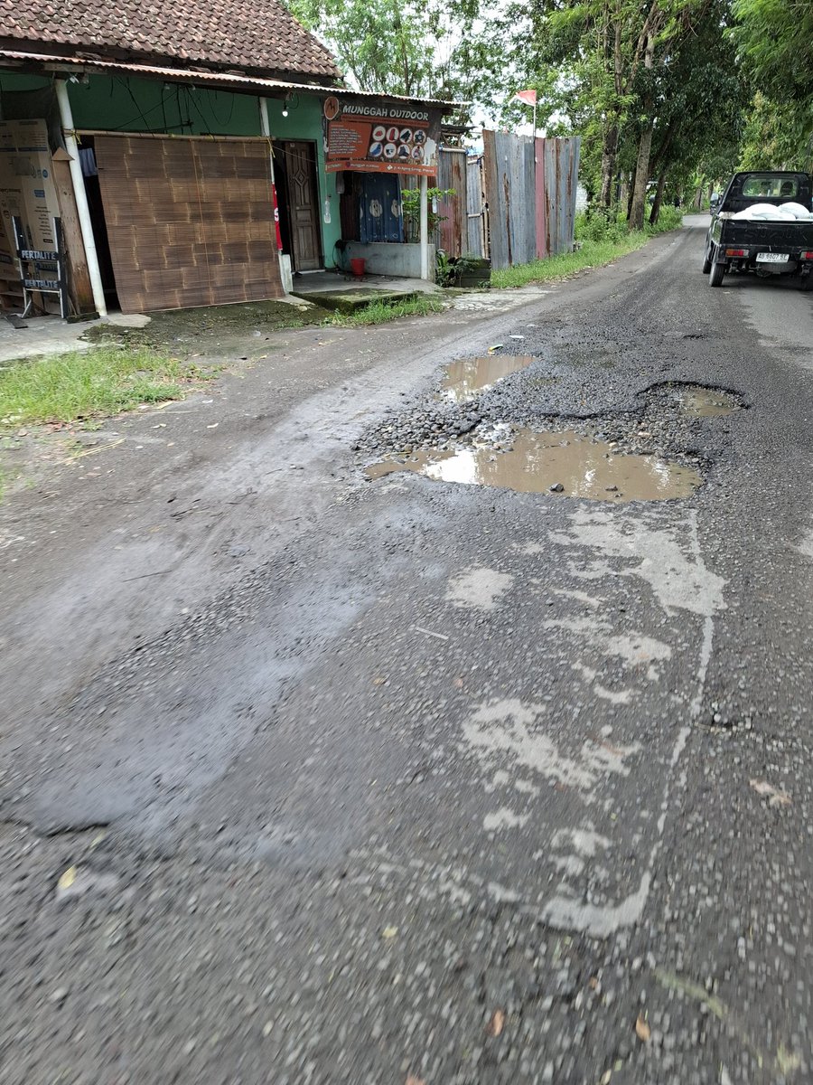 HaryoSatriaji's tweet photo. @pemkabbantul Mohon ditindak lanjuti min,Sudah banyak laka. Lokasi tugu pleret keutara-lembah desa (pas diuatara baliho "pajak lunas,pembangunan jelas". 😁 https://t.co/axzjyfecvV