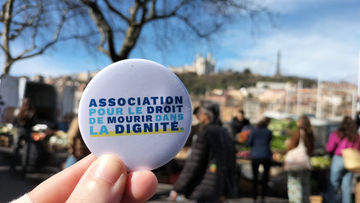 Toujours un bon accueil sur les marchés de #Lyon 🤗
Beaucoup d'exaspération sur les délais pour (re) débattre de la loi de #liberté que nous attendons. Nous resterons mobilisés ! #findevie #soinspalliatifs #euthanasie