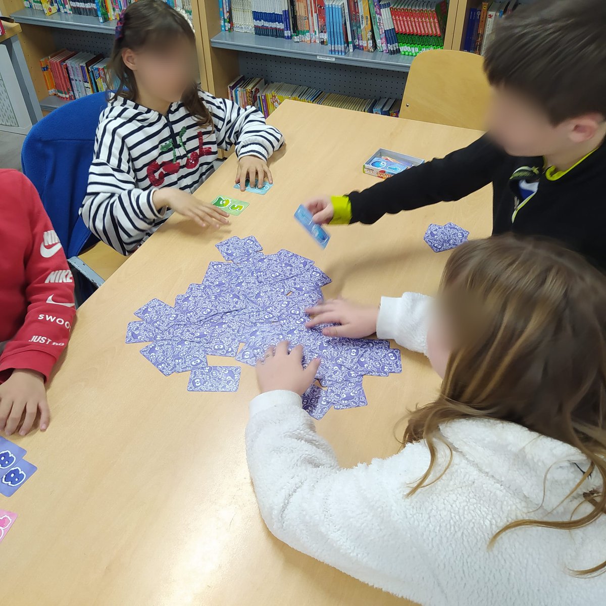 ¡¡Ayer tuvimos otra divertida tarde de juegos en el CEIP La Pradera!! 
¡Siéntate y juega!

@deviriberia @ludilojuegos <a href="/Mercurio_Juegos/">Mercurio Distribuciones</a> @haba_es

#ceiplapradera #hacemospiñacontigo🍍 #comunidaddeaprendizaje #juegos #juegosenelcole #pelusas #sientateyjuega