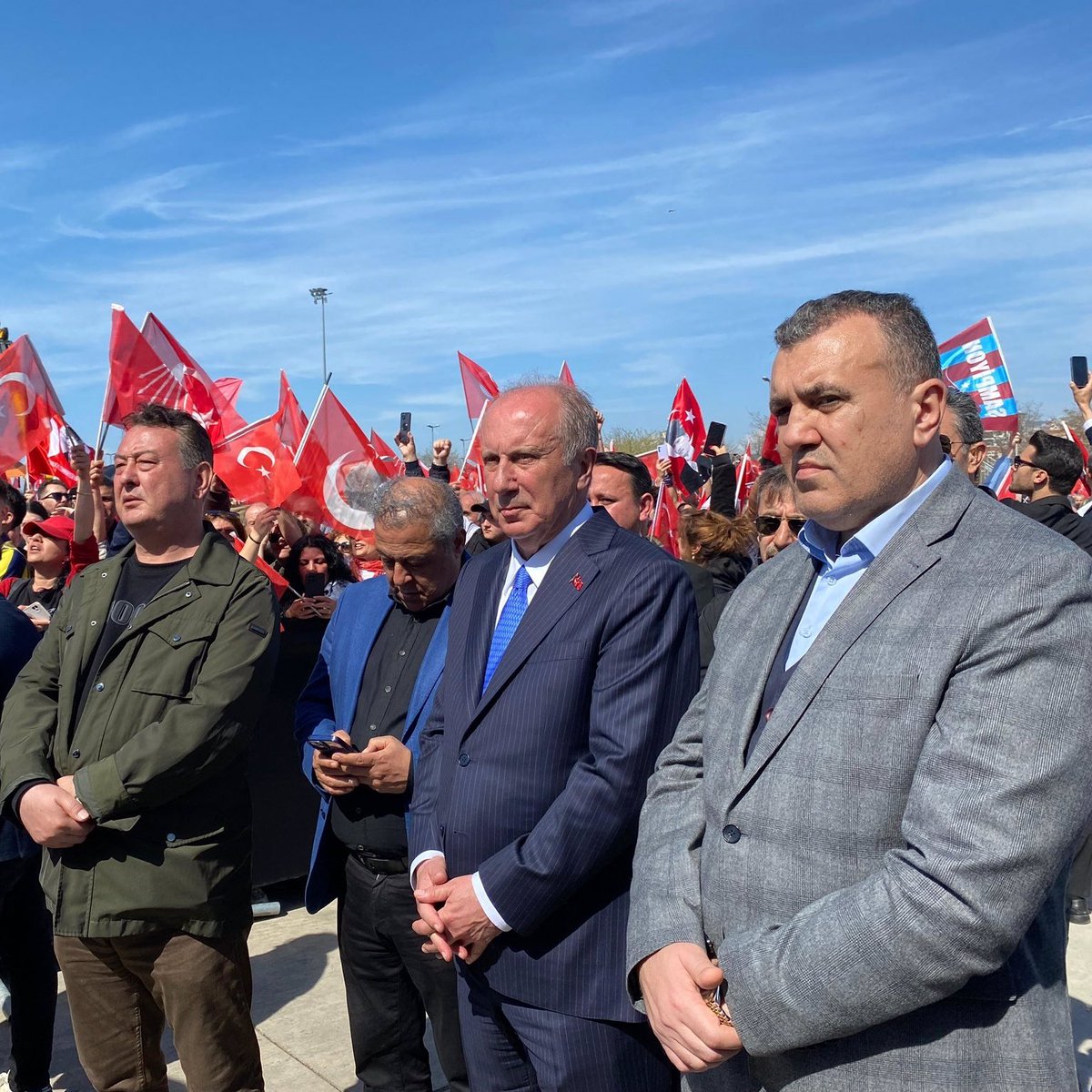 Ankara'dan kalkıp mitinge desteğe geliyor gerekirse şehir şehir gezip yardımcı olurum diyor ben chpliyim diye haykırıyor resmen
Chp ne yapıyor? adamı 10 dk konuşturmuyor büyük ayıp! 

2 gün sonra CHP'ye laf söyleyince başlarsınız yine sarayın adamı diye ağlamaya
