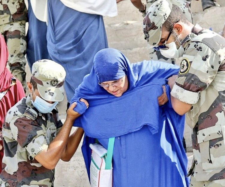 abdullahalsfri's tweet photo. @TheJoker_Reborn @haidar5s This is how #Saudipolice deal with people in #makkah and #Madinah https://t.co/zXjOHWPNnu