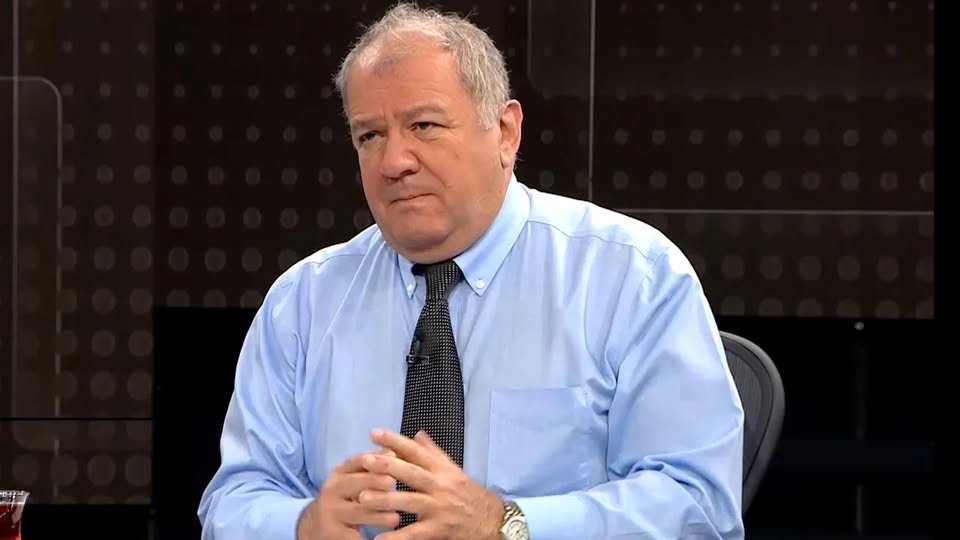 Cem Toker: 

"'1 milyon kişi meydanlarda toplansa rejim değişir' demişti aylar önce Özgür Özel Bey.

Ben de çıktığım her kanalda sordum: 'CHP'nin böyle bir miting organizasyonu var mı?' diye. Yoktu…

Sağ olsun, Erdoğan bu fırsatı CHP için yarattı."