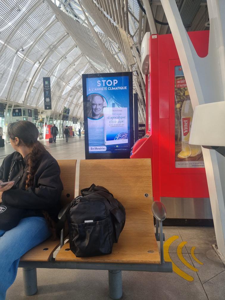 Perma_cities's tweet photo. Ca va @GroupeSNCF et @ConnectGares pas trop gêné par la propagande anti-science et climatosceptique dans vos gares ?  Vous preparez le fascisme comme au US ou quoi ?  #ReprenezVous 

(cc @sylvainperrichon ) https://t.co/UKXsp9sIPx
