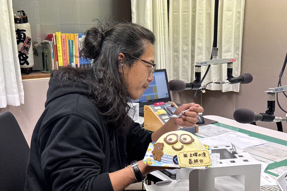 fromsfroms's tweet photo. 「土曜の漢…村田智史」496回にて、最終回無事生放送で幕を閉じました！
9年6ヶ月ありがとうございました！

メッセージも沢山きました！
愛された番組だったと思います。
ディレクターの首藤ちゃんお疲れ様でした！
ラッキーFM茨城放送ありがとう！
そしてバロンさん粋だなぁ。
#土曜の漢
#ラッキーFM https://t.co/PJwrr7phZE
