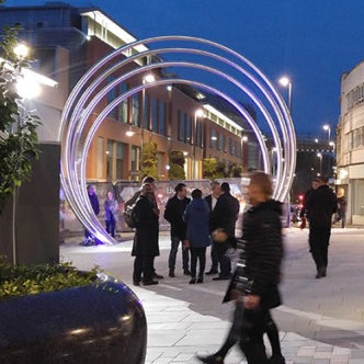 The Spot Rings in Derby's city centre are a stunning stainless steel sculpture celebrating the city’s engineering history and regeneration. They symbolize Derby's rich industrial past while reflecting its bright future. A perfect blend of heritage and modern innovation!