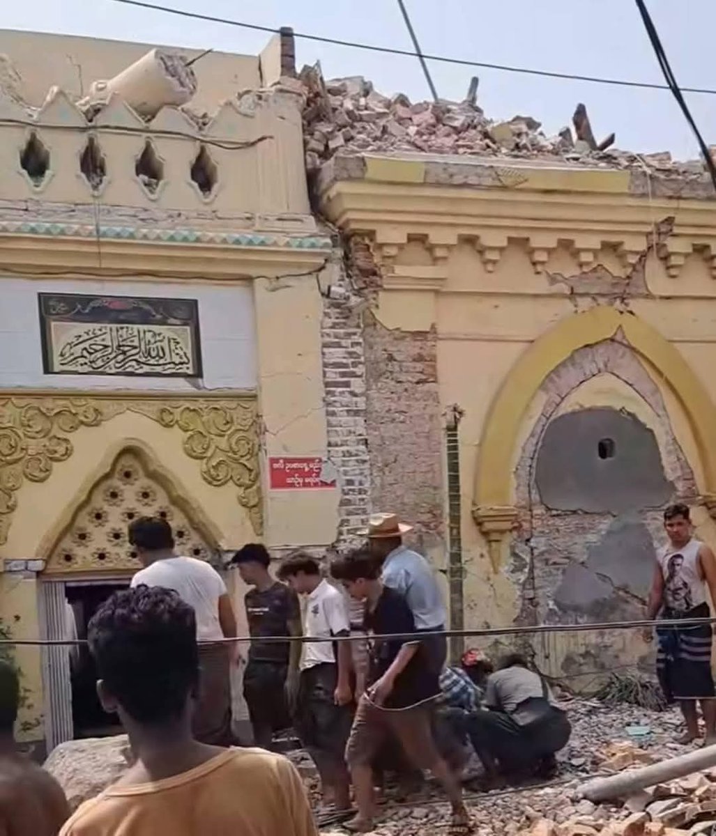 LinglingKwongMm's tweet photo. Around 490 Muslim people died during the massive earthquake, as most of them were at mosques for Friday prayers. The death toll is expected to rise as rescue operations are still ongoing. 

#WhatsHappeningInMyanmar
#Sagaing #HelpMyanmarRecover
#MyanmarEarthquake https://t.co/zhWVqm4yHS