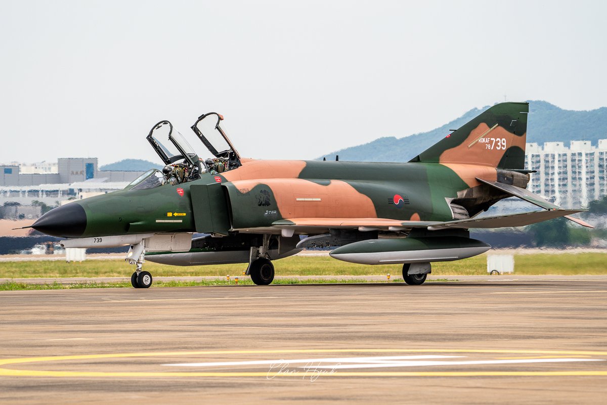 fly_chan97's tweet image. 大韓民国空軍F-4E「739号機」の水原基地への着陸シーン。これは退役式の一環として行われた飛行でした。その日の飛行が最後とされていましたが、実際には翌朝、静かなる最終の地である金海空港へ向けて旅立ちました。長年にわたり空を守ってきたその勇姿に、心から敬意を表します。#f4e #phantom