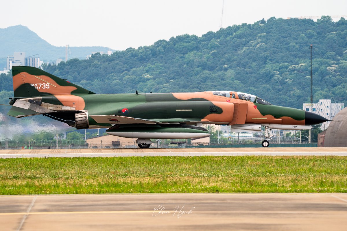 fly_chan97's tweet image. 大韓民国空軍F-4E「739号機」の水原基地への着陸シーン。これは退役式の一環として行われた飛行でした。その日の飛行が最後とされていましたが、実際には翌朝、静かなる最終の地である金海空港へ向けて旅立ちました。長年にわたり空を守ってきたその勇姿に、心から敬意を表します。#f4e #phantom