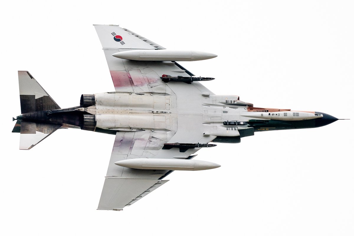 fly_chan97's tweet image. 大韓民国空軍F-4E「739号機」の水原基地への着陸シーン。これは退役式の一環として行われた飛行でした。その日の飛行が最後とされていましたが、実際には翌朝、静かなる最終の地である金海空港へ向けて旅立ちました。長年にわたり空を守ってきたその勇姿に、心から敬意を表します。#f4e #phantom