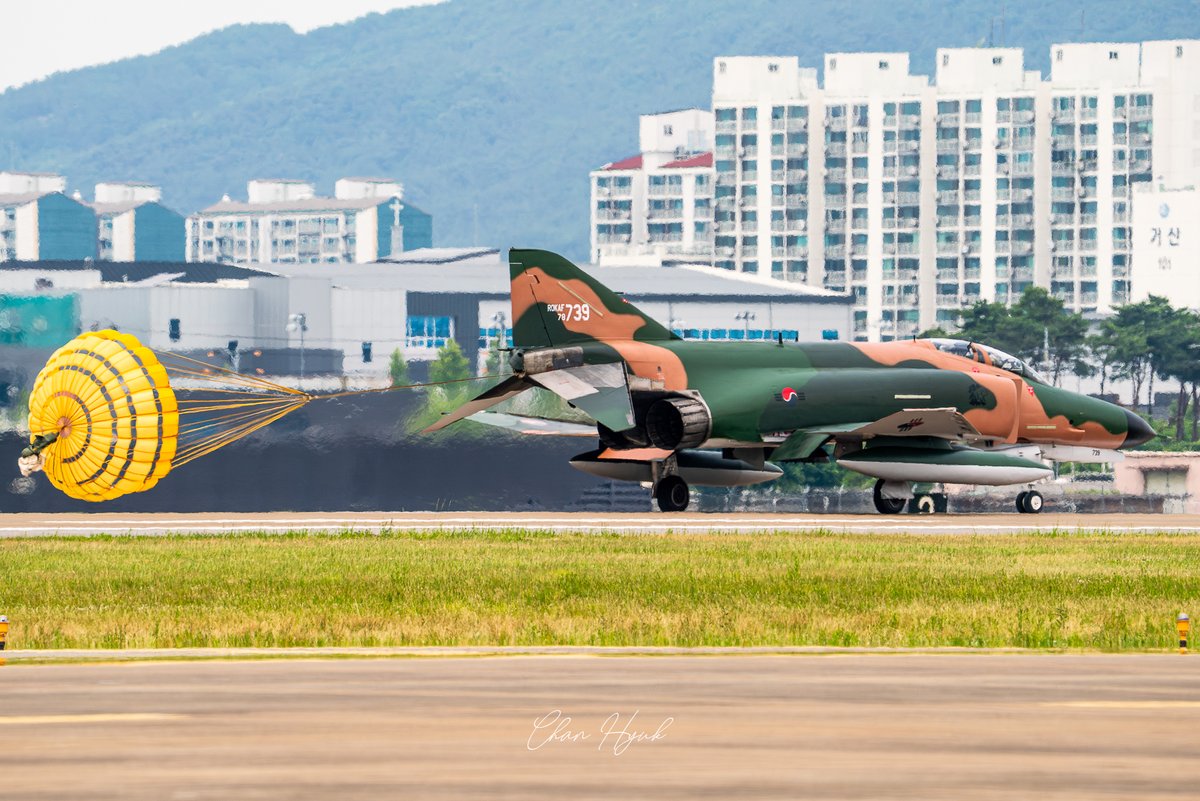 fly_chan97's tweet image. 大韓民国空軍F-4E「739号機」の水原基地への着陸シーン。これは退役式の一環として行われた飛行でした。その日の飛行が最後とされていましたが、実際には翌朝、静かなる最終の地である金海空港へ向けて旅立ちました。長年にわたり空を守ってきたその勇姿に、心から敬意を表します。#f4e #phantom