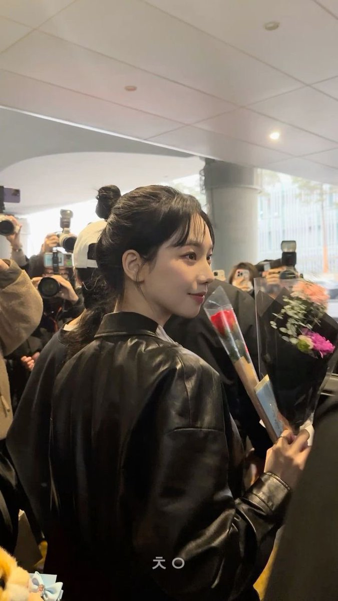 catrinabluu's tweet image. They sit together.