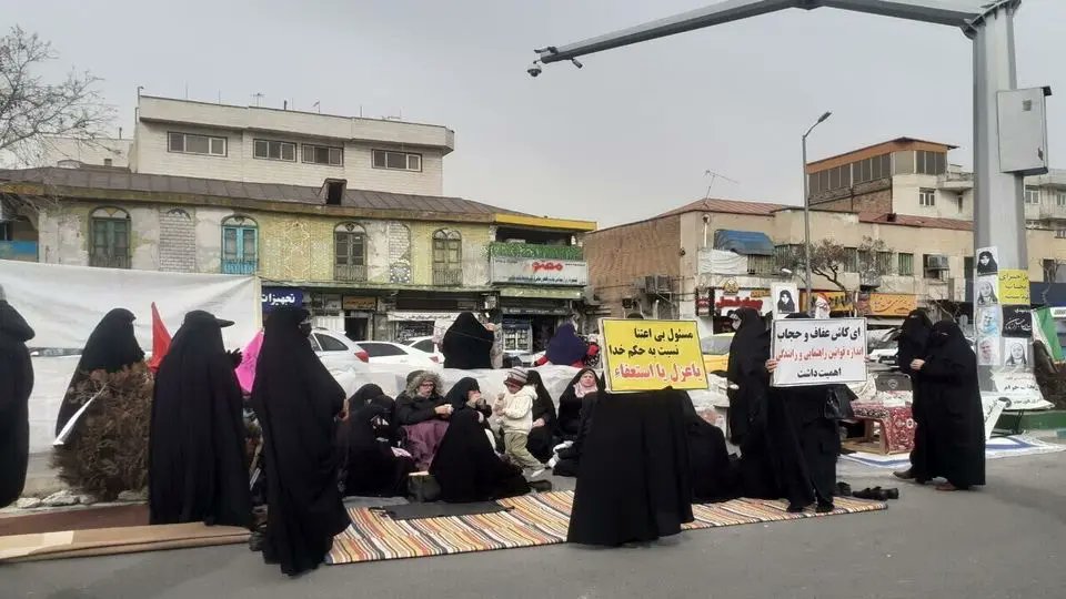 MeysamWeysi's tweet image. در این دوماهی که مقابل مجلس بودند کسی ذرهای به آنها بیاحترامی نکرد درحالی که همانها در اولین روز تحصنشان مقابل پاستور در دوران شهید رئیسی کتک خوردند.
فحاش به #قاليباف اینها را به یاد دارند؟
#حجاب