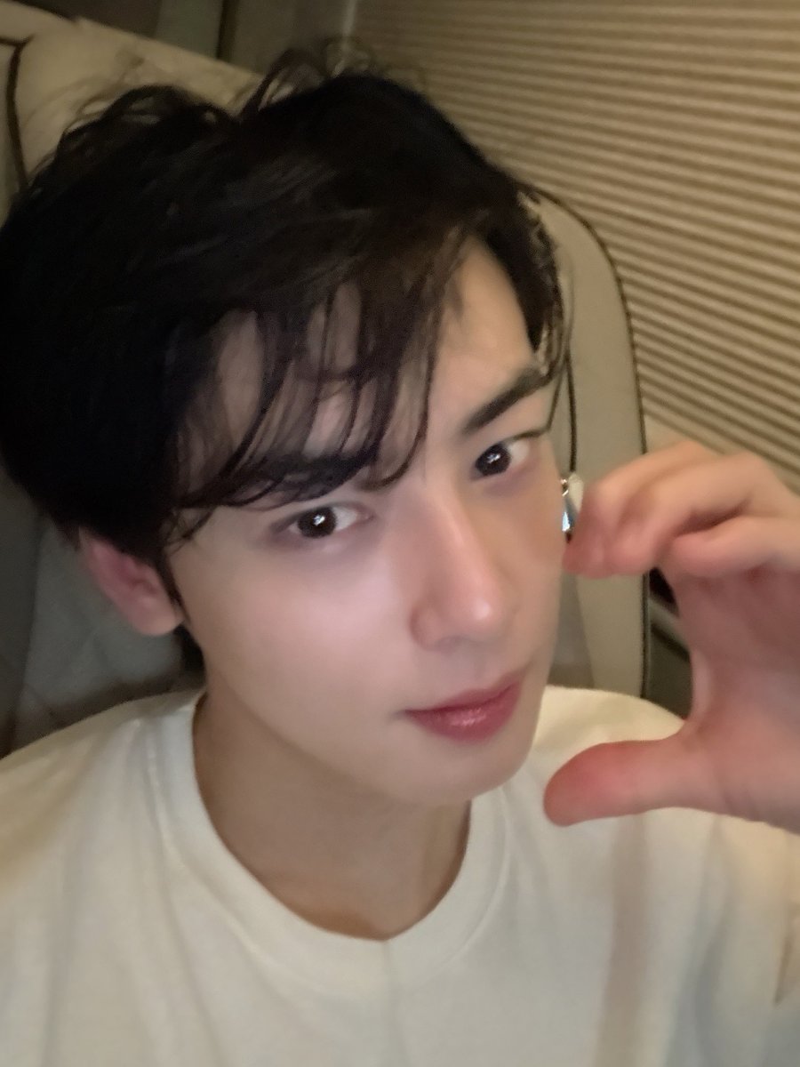 매년 생일기념으로 미공개 셀카 주는 거 너무 좋아