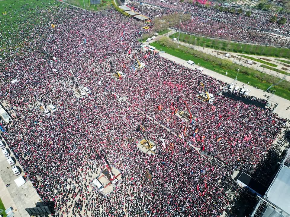 Yaşasın halkların kardeşliği.