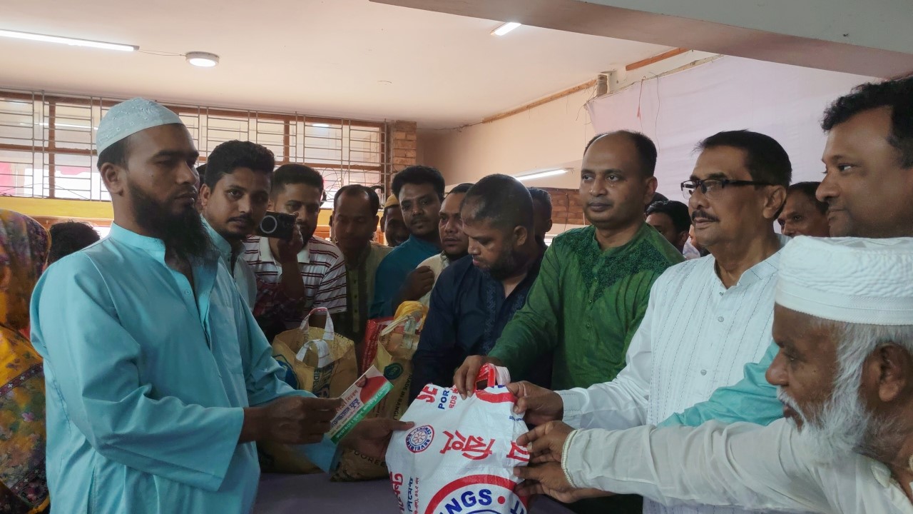 মাদারীপুরে যুবদলের উদ্যোগে পাঁচ শতাধিক পরিবার পেলো ঈদ সামগ্রী