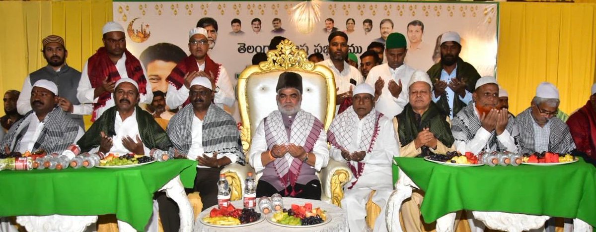 GpkOfficial_'s tweet image. వికారాబాద్

రంజాన్ పండుగ సందర్భంగా రాష్ట్ర ప్రభుత్వం ఆద్వర్యంలో సత్యభారతి ఫంక్షన్ హాల్ లో ఏర్పాటు చేసిన వికారాబాద్ నియోజకవర్గ స్థాయి ఇఫ్తార్ విందులో పాల్గొన్న తెలంగాణ రాష్ట్ర శాసనసభాపతి,వికారాబాద్ నియోజకవర్గ శాసనసభ్యులు గౌ. శ్రీ గడ్డం ప్రసాద్ కుమార్ గారు.

#iftaar #ramzanmubarak