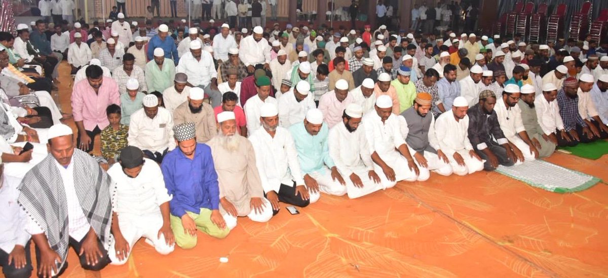 GpkOfficial_'s tweet image. వికారాబాద్

రంజాన్ పండుగ సందర్భంగా రాష్ట్ర ప్రభుత్వం ఆద్వర్యంలో సత్యభారతి ఫంక్షన్ హాల్ లో ఏర్పాటు చేసిన వికారాబాద్ నియోజకవర్గ స్థాయి ఇఫ్తార్ విందులో పాల్గొన్న తెలంగాణ రాష్ట్ర శాసనసభాపతి,వికారాబాద్ నియోజకవర్గ శాసనసభ్యులు గౌ. శ్రీ గడ్డం ప్రసాద్ కుమార్ గారు.

#iftaar #ramzanmubarak