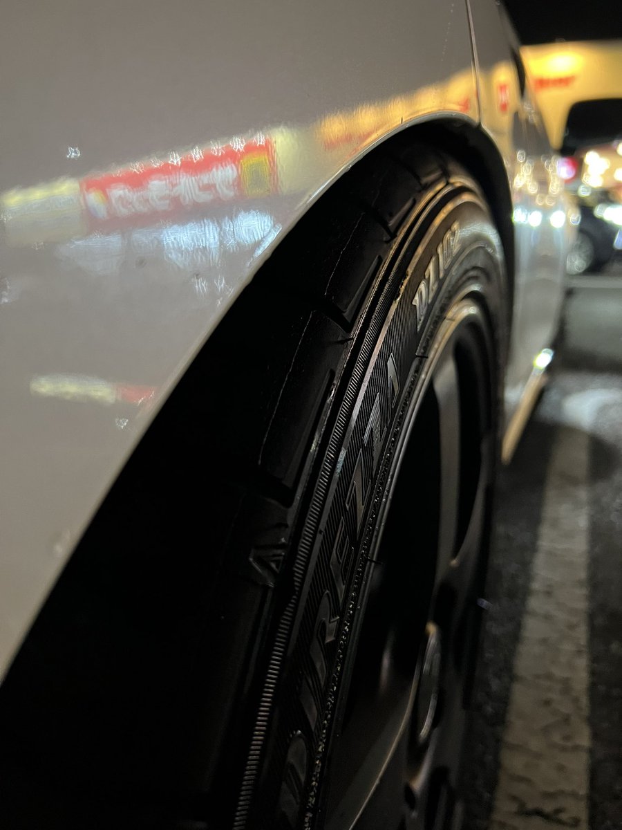 ホイール一生決められないので取り敢えずリアだけタイヤ交換
ADVAN NEOVA→DUNLOP DIREZZA
215/45→205/50にしたらめちゃくちゃフェンダー擦りまくってて泣
乗ってりゃ削れると思うので静観

工賃込み14000で7部山×2本組めたので良し？？