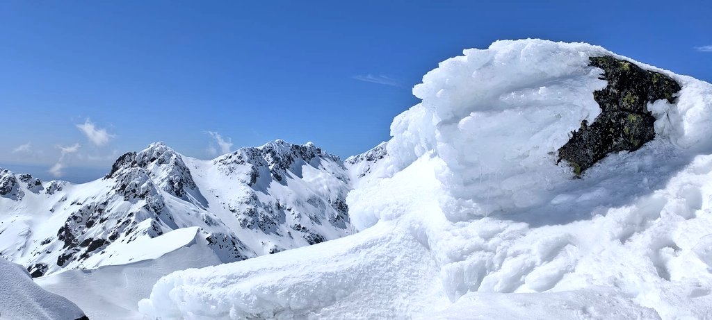 😍 No nos cansamos de presumir de la sierra de #Gredos. Hacia muchos años que no teníamos más de 2 metros de #nieve en las cimas más altas.

⚠️ Si vas a subir a la sierra durante este fin de semana , hazlo con la máxima precaución posible y bien equipado. #Ávila