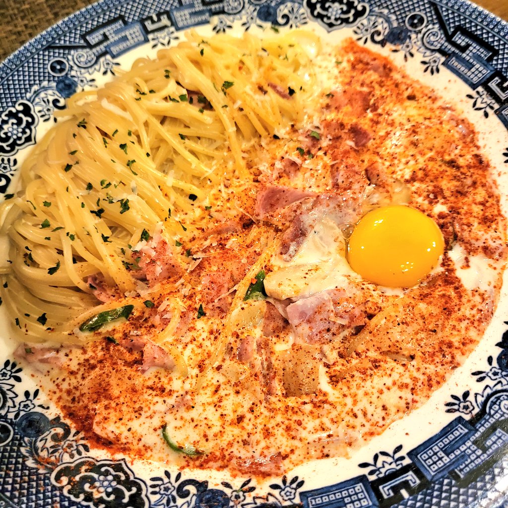 내 파스타 먼저 나왔는데 안 기다리고 혼자 막 먹음