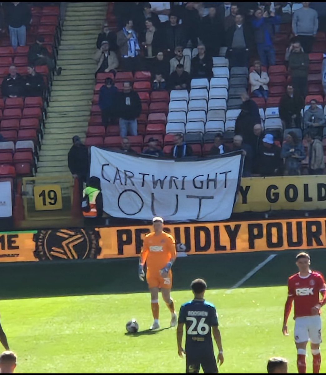Huddersfield fans making their thoughts known at Charlton this afternoon 😬

#htafc