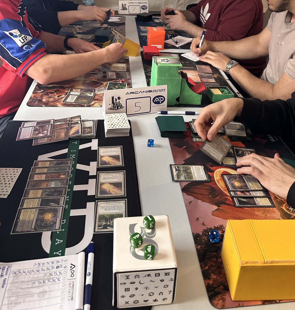 Vamos por la ronda 6 del Modern 3K del #ArcanisInfinityXXI y en las mesas 1-7 tenemos

1️⃣Boros vs Temur Breach
Zombies vs Eldrazi Ramp
UB Kaito vs Temur Breach
BW Ketramose vs Ruby Storm
BW Ketramose vs BW Ketramose
BW Ketramose vs Boros Energy
7️⃣Eldrazi Breach vs Boros Energy